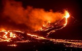 [ẢNH] Bầu trời Iceland đỏ rực khi núi lửa 6000 năm tuổi ‘tỉnh giấc’