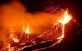 [ẢNH] Bầu trời Iceland đỏ rực khi núi lửa 6000 năm tuổi ‘tỉnh giấc’