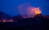 [ẢNH] Bầu trời Iceland đỏ rực khi núi lửa 6000 năm tuổi ‘tỉnh giấc’