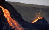 [ẢNH] Bầu trời Iceland đỏ rực khi núi lửa 6000 năm tuổi ‘tỉnh giấc’
