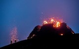 [ẢNH] Bầu trời Iceland đỏ rực khi núi lửa 6000 năm tuổi ‘tỉnh giấc’