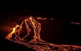 [ẢNH] Bầu trời Iceland đỏ rực khi núi lửa 6000 năm tuổi ‘tỉnh giấc’