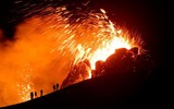 [ẢNH] Bầu trời Iceland đỏ rực khi núi lửa 6000 năm tuổi ‘tỉnh giấc’