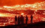 [ẢNH] Bầu trời Iceland đỏ rực khi núi lửa 6000 năm tuổi ‘tỉnh giấc’