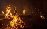 [ẢNH]: Đại dịch Covid 19 và những lò hỏa táng lộ thiên ở Ấn Độ
