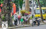 [ẢNH] Người lao động nhọc nhằn mưu sinh dưới thời tiết oi nóng của Hà Nội