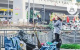 [ẢNH] Người lao động nhọc nhằn mưu sinh dưới thời tiết oi nóng của Hà Nội