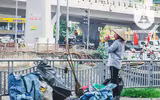 [ẢNH] Người lao động nhọc nhằn mưu sinh dưới thời tiết oi nóng của Hà Nội