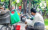 [ẢNH] Người lao động nhọc nhằn mưu sinh dưới thời tiết oi nóng của Hà Nội