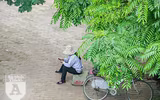 [ẢNH] Người lao động nhọc nhằn mưu sinh dưới thời tiết oi nóng của Hà Nội