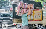 [ẢNH] Người lao động nhọc nhằn mưu sinh dưới thời tiết oi nóng của Hà Nội