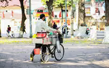 [ẢNH] Người lao động nhọc nhằn mưu sinh dưới thời tiết oi nóng của Hà Nội