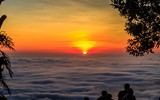 [ẢNH] Ngắm thời khắc bình minh tuyệt đẹp giữa 'biển mây' trên đỉnh núi Bà Đen