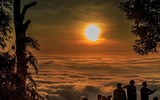 [ẢNH] Ngắm thời khắc bình minh tuyệt đẹp giữa 'biển mây' trên đỉnh núi Bà Đen