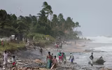 [ẢNH] Tàu chở axit bốc cháy dữ dội trên biển Sri Lanka