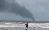 [ẢNH] Tàu chở axit bốc cháy dữ dội trên biển Sri Lanka