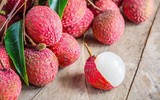 [ẢNH] Trả lời câu hỏi ‘ăn vải có nóng không?’ và mách bạn cách ăn vải chuẩn