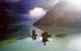 [ẢNH] Ngôi làng ma mị nổi lên từ đáy hồ sau 71 năm bị nhấn chìm