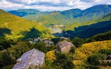 [ẢNH] Ngôi làng ma mị nổi lên từ đáy hồ sau 71 năm bị nhấn chìm