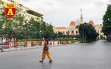 [ẢNH] Ngày đầu giãn cách xã hội ở TP.HCM: Đường phố vắng vẻ, thực phẩm tươi ngon tràn ngập các gian hàng