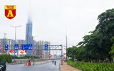[ẢNH] Ngày đầu giãn cách xã hội ở TP.HCM: Đường phố vắng vẻ, thực phẩm tươi ngon tràn ngập các gian hàng