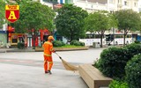 [ẢNH] Ngày đầu giãn cách xã hội ở TP.HCM: Đường phố vắng vẻ, thực phẩm tươi ngon tràn ngập các gian hàng