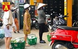 [ẢNH] Ngày đầu giãn cách xã hội ở TP.HCM: Đường phố vắng vẻ, thực phẩm tươi ngon tràn ngập các gian hàng