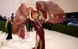 [ẢNH] Mãn nhãn với những kiệt tác váy độc - đẹp - lạ tại đại tiệc Met Gala 2021 