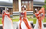 [ẢNH] Trung thu đặc biệt của sao: Phương Thanh hát ở khu điều trị Covid-19, Quỳnh Nga ‘hoá’ chị Hằng xinh đẹp 