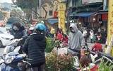 Người dân Hà Nội tất bật mua sắm để kịp chuẩn bị đón Tết Nhâm Dần 2022