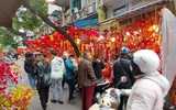 Người dân Hà Nội tất bật mua sắm để kịp chuẩn bị đón Tết Nhâm Dần 2022