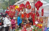 Người dân Hà Nội tất bật mua sắm để kịp chuẩn bị đón Tết Nhâm Dần 2022