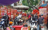 Người dân Hà Nội tất bật mua sắm để kịp chuẩn bị đón Tết Nhâm Dần 2022