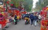 Người dân Hà Nội tất bật mua sắm để kịp chuẩn bị đón Tết Nhâm Dần 2022