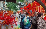 Người dân Hà Nội tất bật mua sắm để kịp chuẩn bị đón Tết Nhâm Dần 2022