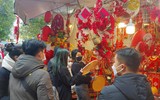 Người dân Hà Nội tất bật mua sắm để kịp chuẩn bị đón Tết Nhâm Dần 2022