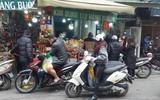 Người dân Hà Nội tất bật mua sắm để kịp chuẩn bị đón Tết Nhâm Dần 2022