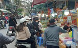 Người dân Hà Nội tất bật mua sắm để kịp chuẩn bị đón Tết Nhâm Dần 2022