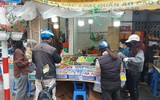 Người dân Hà Nội tất bật mua sắm để kịp chuẩn bị đón Tết Nhâm Dần 2022