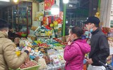 Người dân Hà Nội tất bật mua sắm để kịp chuẩn bị đón Tết Nhâm Dần 2022