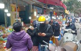 Người dân Hà Nội tất bật mua sắm để kịp chuẩn bị đón Tết Nhâm Dần 2022