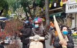 Người dân Hà Nội tất bật mua sắm để kịp chuẩn bị đón Tết Nhâm Dần 2022