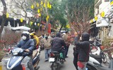 Người dân Hà Nội tất bật mua sắm để kịp chuẩn bị đón Tết Nhâm Dần 2022