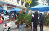 Người dân Hà Nội tất bật mua sắm để kịp chuẩn bị đón Tết Nhâm Dần 2022