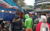 Người dân Hà Nội tất bật mua sắm để kịp chuẩn bị đón Tết Nhâm Dần 2022