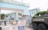 [Ảnh] Bộ Tư lệnh Thủ đô phun khử khuẩn Bệnh viện K cơ sở Tân Triều phòng Covid-19