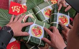 Cảnh sát cơ động Hà Nội thi tài gói bánh chưng đón Tết Quý Mão 2023, mang sắc xuân trên phố phường