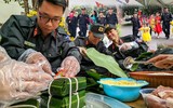Cảnh sát cơ động Hà Nội thi tài gói bánh chưng đón Tết Quý Mão 2023, mang sắc xuân trên phố phường
