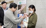 Hình ảnh Thủ tướng kiểm tra tình hình cung ứng thuốc và trang thiết bị y tế tại Hà Nội