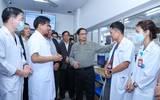 Hình ảnh Thủ tướng kiểm tra tình hình cung ứng thuốc và trang thiết bị y tế tại Hà Nội